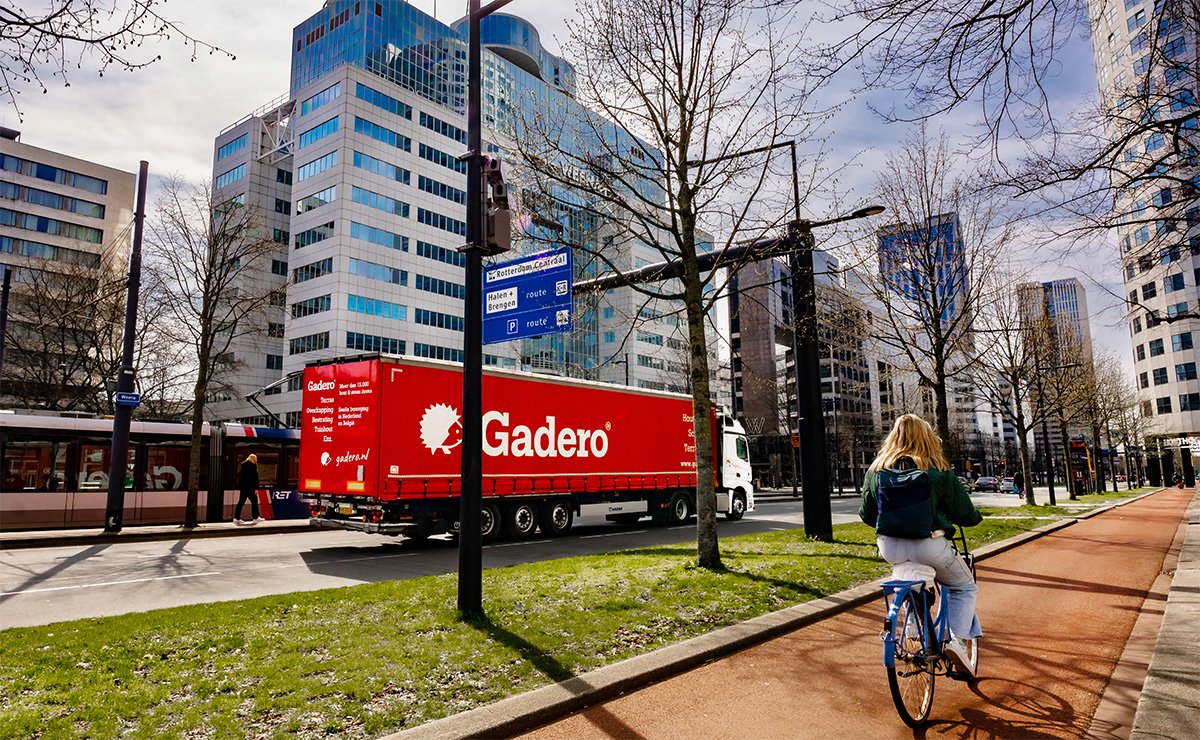 Vrachtwagen van Gardero door de stad